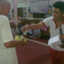 แจกของรางวัลให้กับสมาชิกที่ร่วมโครงการ การแยกขยะดีเด่น