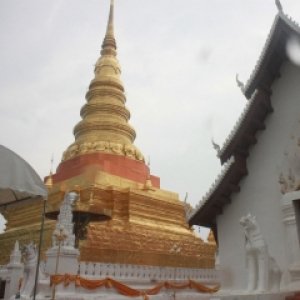 สามเณรมัคคุเทศก์วัดพระธาตุแช่แห้ง พระอารามหลวง