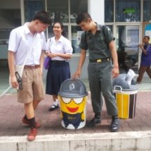 วางถังขยะใหม่และติดป้ายรณรงค์