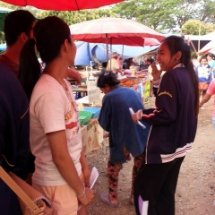 แจกใบปลิวให้ความรู้เกี่ยวกับผลกระทบเกี่ยวกับขยะและกิจกรรมภายในโครงการเยาวชนอาสาร่วมใจพัฒนาลดขยะชุมชน