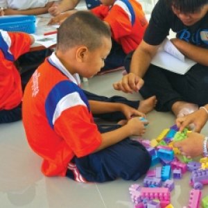 ศึกษาพฤติกรรมเด็กโรงเรียนเพชรบุรีปัญญานุกูลสู่การสร้างระบบอาสาสมัคร ที่เชื่อมโยงระหว่างโรงเรียนเพชรบุรีปัญญานุกูล และมหาวิทยาลัยศิลปากร