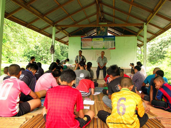 เด็กๆฟังปราชญ์มาให้ความรู้อย่างตั้งใจ