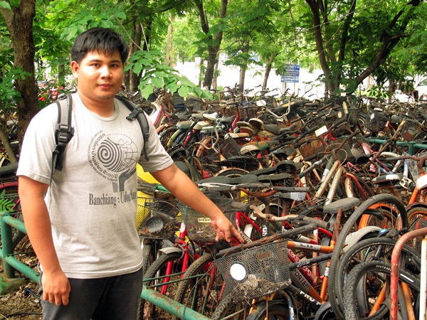 เจษฏากับตัวอย่างจักรยานที่ใช้ทำโครงงาน