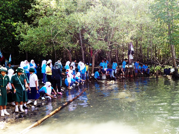 เยาวชนร่วมปล่อยพันธ์สัตว์น้ำ